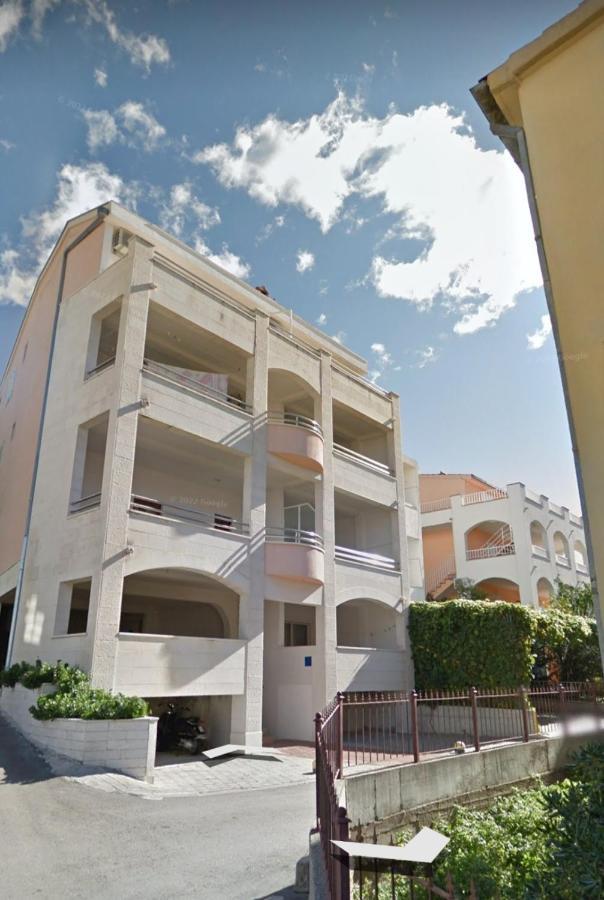 Centar And Sea View Apartment *